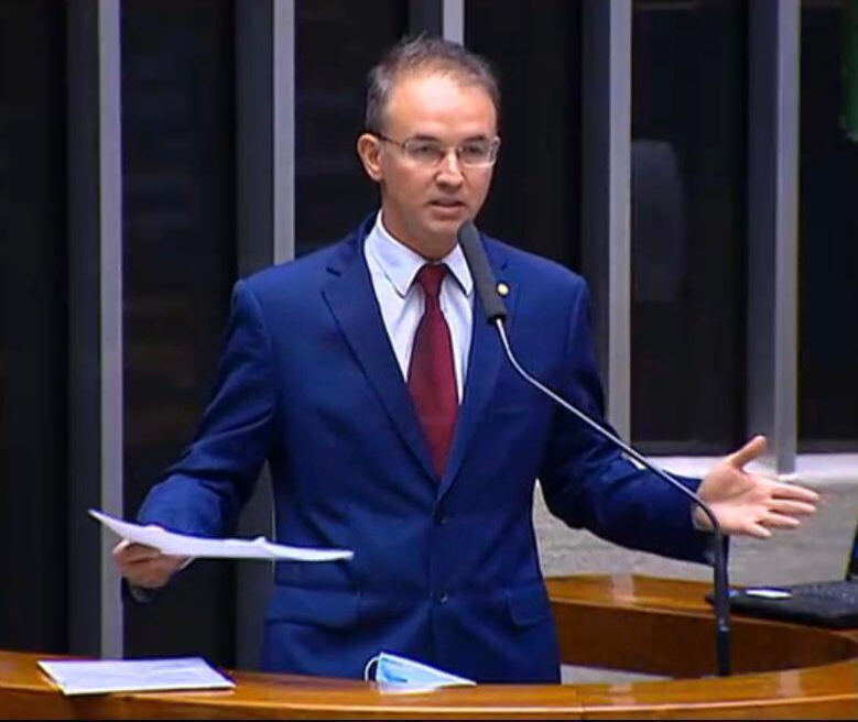 Emenda de Leo de Brito garante construção de quadra poliesportiva em escola de Feijó